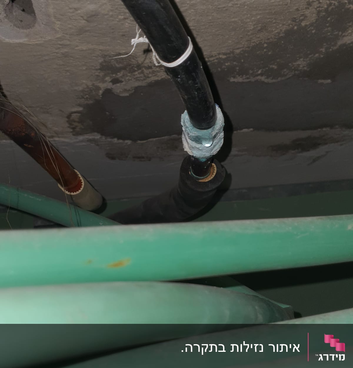 צינור שחור עם נזילה, צינורות ירוקים נוספים